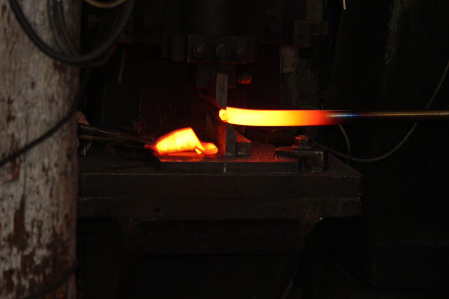 ການ forging ແກນຊື່ແມ່ນຈັດຢູ່ໃນ Maple